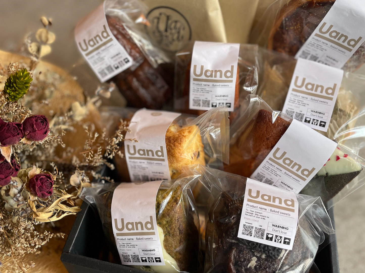 【毎週30set 限定 12/13(水)発送分】Uand HAPPY BOX ( お菓子詰め合わせ8袋(10個)入り/冷凍便)